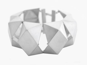 Silver bracelet composed of triangular and polygongeometric shapes 